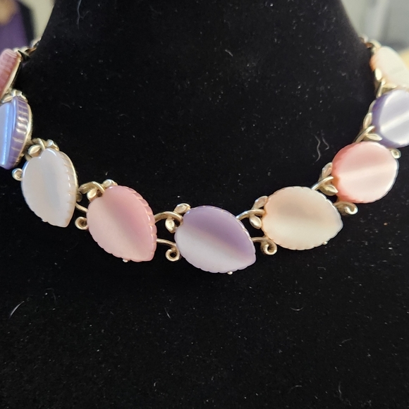 LISNER * Rare * Vintage SET!  LUCITE Leaves Lilac Necklace and Clip on Earrings - Picture 3 of 16